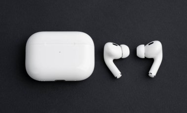 Dnipro, Ukrayna 24.11.27: Hava kapsülleri. Kablosuz şarj davasıyla. Hava podları. Şarj çantalı kablosuz kulaklıklar. Gürültü önleyici teknolojili kablosuz kulaklıklar. Özellikler ve elektronik aygıtlar