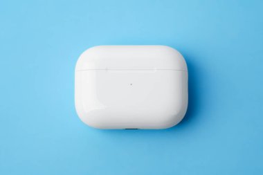 Dnipro, Ukrayna 24.11.27: Hava kapsülleri. Kablosuz şarj davasıyla. Hava podları. Şarj çantalı kablosuz kulaklıklar. Gürültü önleyici teknolojili kablosuz kulaklıklar. Özellikler ve elektronik aygıtlar