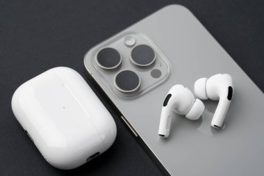 Dnipro, Ukrayna 24.11.27: Hava kapsülleri. Kablosuz şarj davasıyla. Hava podları. Şarj çantalı kablosuz kulaklıklar. Gürültü önleyici teknolojili kablosuz kulaklıklar. Özellikler ve elektronik aygıtlar