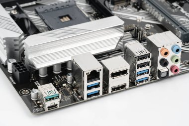 Bir masaüstü bilgisayarı için çevresel ekipmanları bağlamak için geniş bir set portu olan modern bir ana kartın arkası. HDMI, Ekran Portu, USB, USB Tip C, Ethernet, Ses portları. Seçici odak