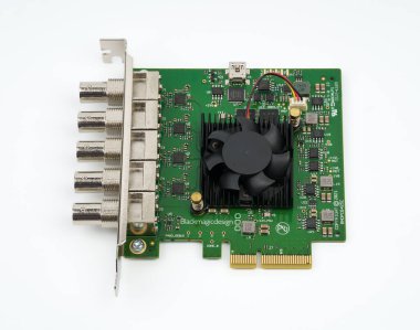 Dnipro, Ukrayna 06.12.2024: Modern video yakalama kartı Blackmagic Design DeckLink İkili 2