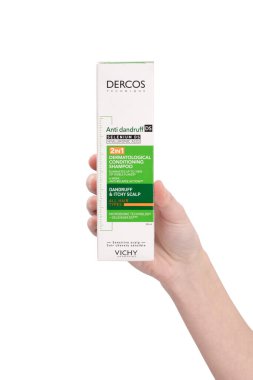 Dnipro, UKRAINE 11.02.2025: DERMATOLOGİK ŞHAMPOO. DANDRUFF, İTKİK SALP. ŞAHİRAN DEMELANT TİHÇETİ. Dercos Kepek Önleyici Şampuan beyaz arka planda izole edildi. 
