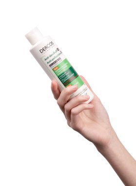 Dnipro, UKRAINE 11.02.2025: DERMATOLOGİK ŞHAMPOO. DANDRUFF, İTKİK SALP. ŞAHİRAN DEMELANT TİHÇETİ. Dercos Kepek Önleyici Şampuan beyaz arka planda izole edildi. 