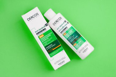Dnipro, UKRAINE 11.02.2025: DERMATOLOGİK ŞHAMPOO. DANDRUFF, İTKİK SALP. ŞAHİRAN DEMELANT TİHÇETİ. Dercos Kepek Önleyici Şampuan beyaz arka planda izole edildi. 