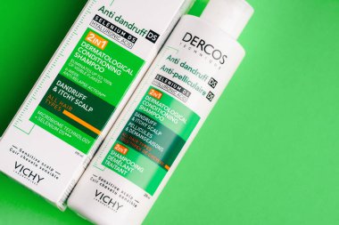 Dnipro, UKRAINE 11.02.2025: DERMATOLOGİK ŞHAMPOO. DANDRUFF, İTKİK SALP. ŞAHİRAN DEMELANT TİHÇETİ. Dercos Kepek Önleyici Şampuan beyaz arka planda izole edildi. 