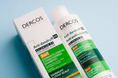 Dnipro, UKRAINE 11.02.2025: DERMATOLOGİK ŞHAMPOO. DANDRUFF, İTKİK SALP. ŞAHİRAN DEMELANT TİHÇETİ. Dercos Kepek Önleyici Şampuan beyaz arka planda izole edildi. 