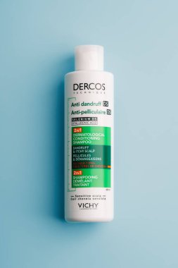 Dnipro, UKRAINE 11.02.2025: DERMATOLOGİK ŞHAMPOO. DANDRUFF, İTKİK SALP. ŞAHİRAN DEMELANT TİHÇETİ. Dercos Kepek Önleyici Şampuan beyaz arka planda izole edildi. 