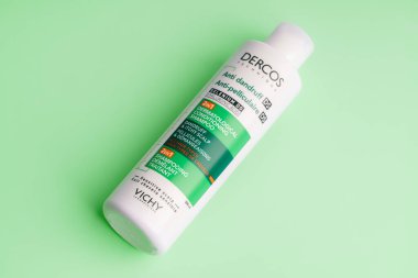 Dnipro, UKRAINE 11.02.2025: DERMATOLOGİK ŞHAMPOO. DANDRUFF, İTKİK SALP. ŞAHİRAN DEMELANT TİHÇETİ. Dercos Kepek Önleyici Şampuan beyaz arka planda izole edildi. 