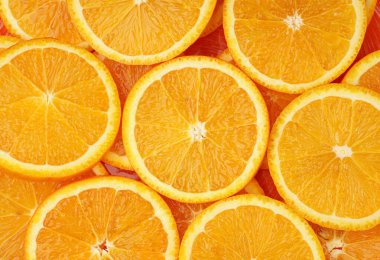 Marco bir portakal vurdu ve çevirdi. Citrus. Portakallı turuncu hamura yakın çekim. Portakal dilimleri. Meyve arkaplanı.