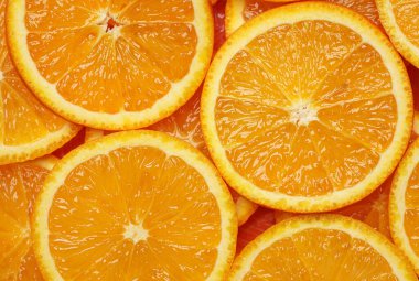 Marco bir portakal vurdu ve çevirdi. Citrus. Portakallı turuncu hamura yakın çekim. Portakal dilimleri. Meyve arkaplanı.