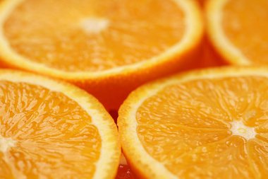 Marco bir portakal vurdu ve çevirdi. Citrus. Portakallı turuncu hamura yakın çekim. Portakal dilimleri. Meyve arkaplanı.