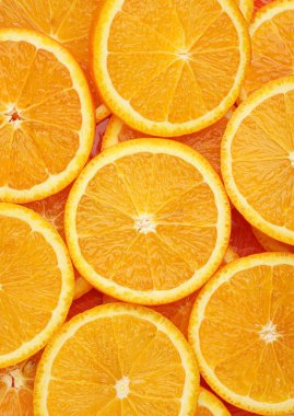 Marco bir portakal vurdu ve çevirdi. Citrus. Portakallı turuncu hamura yakın çekim. Portakal dilimleri. Meyve arkaplanı.