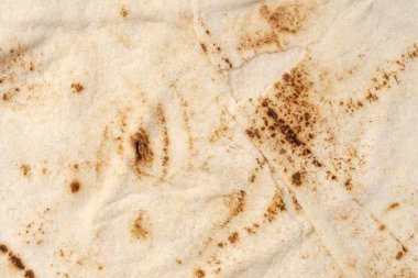 Beyaz arka planda ince lavaş izole edilmiş. Ermeni mayasız lavaş. Lavaş desenli ekmek arkaplanı olarak.