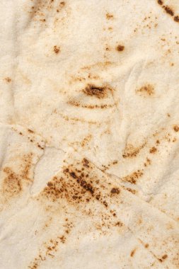 Beyaz arka planda ince lavaş izole edilmiş. Ermeni mayasız lavaş. Lavaş desenli ekmek arkaplanı olarak.