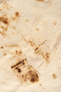 Beyaz arka planda ince lavaş izole edilmiş. Ermeni mayasız lavaş. Lavaş desenli ekmek arkaplanı olarak.