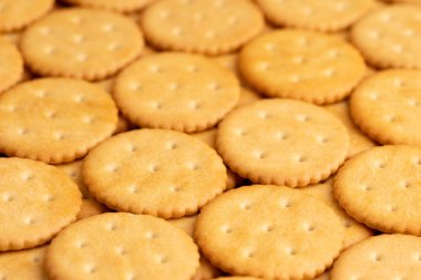 Tuzlu kraker kurabiyelerinden makro shot. Atıştırmalıklar Bira çerezi. Çemberde pürüzsüz dönüş