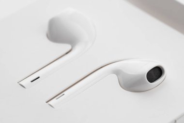 Dnipro, UKRAINE 29.04.2025: Beyaz arka planda izole edilmiş elma kulaklıkları. Yeni kablolu kulaklıklar Apple Earpod 'lar yeni aygıt Apple Bilgisayarlar paketleri açıyor. iPhone Apple Kulaklıkları