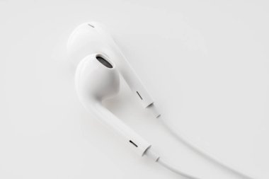 Dnipro, UKRAINE 29.04.2025: Beyaz arka planda izole edilmiş elma kulaklıkları. Yeni kablolu kulaklıklar Apple Earpod 'lar yeni aygıt Apple Bilgisayarlar paketleri açıyor. iPhone Apple Kulaklıkları