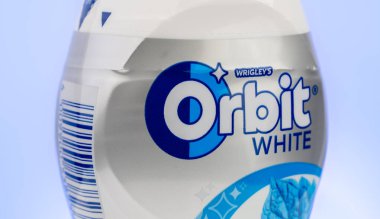 Dnipro, UKRAINE 28.04.2025: Beyaz plastik Orbit sakız şişesi. Sakız. Yörünge çiğneme sakızı paketlemesi beyaz arkaplanda izole edildi.