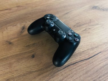 Dnipro, Ukrayna 18.04.25: Sony PlayStation 4 ince sürüm oyun konsolu ve denetleyici seti. Sony PlayStation 4 Slim 1Tb sürümü ve oyun denetleyici Dualshock 4