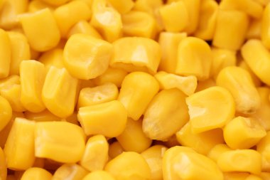 Tatlı mısır taneleri. Tatlı sarı konserve mısır. Taze mısır taneleri. Çemberde yavaşça dönüyor