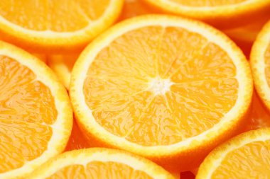 Marco bir portakal vurdu ve çevirdi. Citrus. Portakallı turuncu hamura yakın çekim. Portakal dilimleri. Meyve arkaplanı.