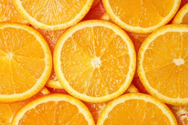 Marco bir portakal vurdu ve çevirdi. Citrus. Portakallı turuncu hamura yakın çekim. Portakal dilimleri. Meyve arkaplanı.