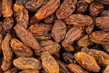 Beyaz zemin üzerine kuru üzüm. Kuru üzüm.