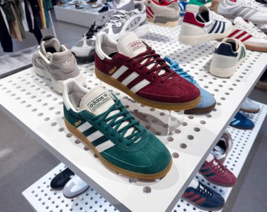Dnipro, Ukrayna - 11.05.2025: Adidas Spezial spor ayakkabılarına yakın çekim. Bir adam spor ayakkabılarını Adidas mağazasının penceresinin yanında tutuyor. Spor ve günlük ayakkabılar..