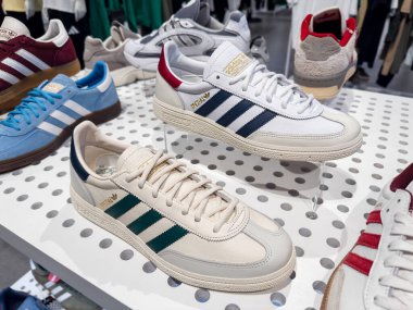 Dnipro, Ukrayna - 11.05.2025: Adidas Spezial spor ayakkabılarına yakın çekim. Bir adam spor ayakkabılarını Adidas mağazasının penceresinin yanında tutuyor. Spor ve günlük ayakkabılar..