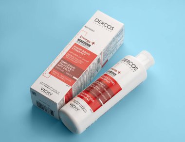 Dnepr, UKRAINE 06.06.2025: DERMATOLOGICAL ŞHAMPOO. Saç dökülmesi. Alapecia. Shampoo Trajedisi Şeyleri 'nin kurbanı. Dercos Enerji + Saç dökülmesi önleyici Şampuan