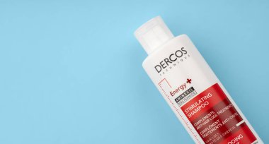 Dnepr, UKRAINE 06.06.2025: DERMATOLOGICAL ŞHAMPOO. Saç dökülmesi. Alapecia. Shampoo Trajedisi Şeyleri 'nin kurbanı. Dercos Enerji + Saç dökülmesi önleyici Şampuan