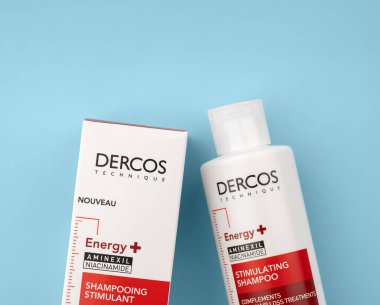 Dnepr, UKRAINE 06.06.2025: DERMATOLOGICAL ŞHAMPOO. Saç dökülmesi. Alapecia. Shampoo Trajedisi Şeyleri 'nin kurbanı. Dercos Enerji + Saç dökülmesi önleyici Şampuan