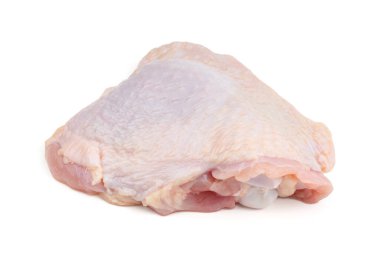 Beyaz arka planda izole edilmiş çiğ tavuk budu.. 