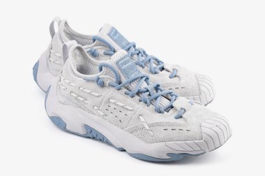 Dnipro, Ukrayna - 05.30.2025: Beyaz arka planda izole edilmiş açık renkli Puma spor ayakkabıları. Kutulu Beyaz Puma spor ayakkabıları