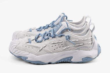 Dnipro, Ukrayna - 05.30.2025: Beyaz arka planda izole edilmiş açık renkli Puma spor ayakkabıları. Kutulu Beyaz Puma spor ayakkabıları