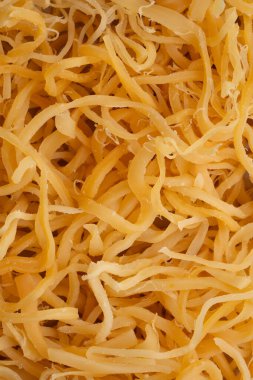 Kurutulmuş mürekkep balığından yapılmış bira. Kurutulmuş mürekkep balığı beyaz arka planda izole edilmiş. Kurutulmuş mürekkep balığı talaşı. Tuz ve kurutulmuş küçük balık, karides ve kalamar.