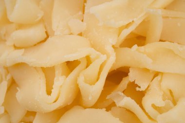 Kurutulmuş mürekkep balığından yapılmış bira. Kurutulmuş mürekkep balığı beyaz arka planda izole edilmiş. Kurutulmuş mürekkep balığı talaşı. Tuz ve kurutulmuş küçük balık, karides ve kalamar.