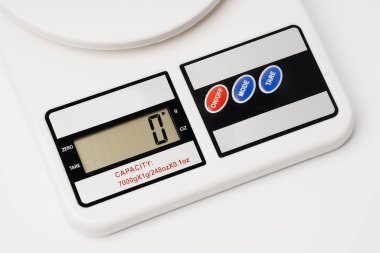 Beyaz arka planda mutfak pulları. Yemek pulları. Yemek tarifi. Yemek pişirme.