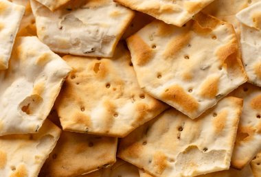 Matzo geleneksel Yahudi ekmeği. Matzah, matzo, matzos. Matzoh, beyaz üzerine izole edilmiş Yahudi paskalya ekmeği.