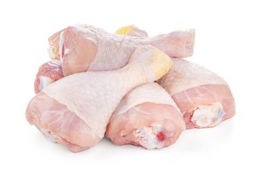 Beyaz arka planda çiğ tavuk bacağı izole edilmiş. Tavuk eti. Diyet et.