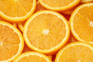 Marco bir portakal vurdu ve çevirdi. Citrus. Portakallı turuncu hamura yakın çekim. Portakal dilimleri. Meyve arkaplanı.