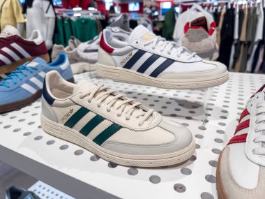 Dnipro, Ukrayna - 11.05.2025: Adidas Spezial spor ayakkabılarına yakın çekim. Bir adam spor ayakkabılarını Adidas mağazasının penceresinin yanında tutuyor. Spor ve günlük ayakkabılar..