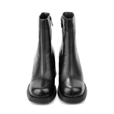 Beyaz arka planda kadın çizmeleri. Beyaz arka planda siyah deri bir kadın botunun kapağını kapatın. Şehir için ayakkabılar, şehir yaşam tarzı ya da seyahat. Moda, tasarım ve ayakkabı kavramı.