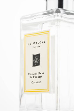 Ukrayna. Dnepr 17.01.2024: Jo Malone İngiliz Armudu ve Freesia kolonyası. Bir şişe Jo Malone Londra kolonyası. Yakın plan..