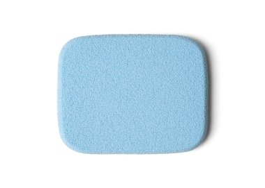 Beyaz arka planda parlak makyaj süngeri. Makyaj ürünleri. Makyaj uygulama araçları.