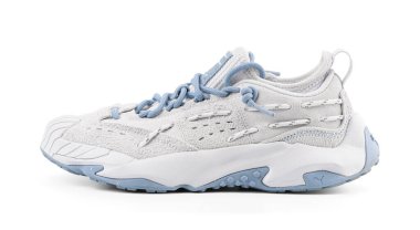 Dnipro, Ukrayna - 05.30.2025: Beyaz arka planda izole edilmiş açık renkli Puma spor ayakkabıları. Kutulu Beyaz Puma spor ayakkabıları