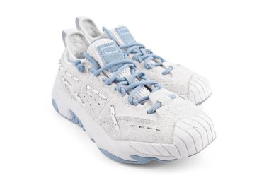 Dnipro, Ukrayna - 05.30.2025: Beyaz arka planda izole edilmiş açık renkli Puma spor ayakkabıları. Kutulu Beyaz Puma spor ayakkabıları