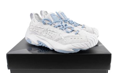 Dnipro, Ukrayna - 05.30.2025: Beyaz arka planda izole edilmiş açık renkli Puma spor ayakkabıları. Kutulu Beyaz Puma spor ayakkabıları