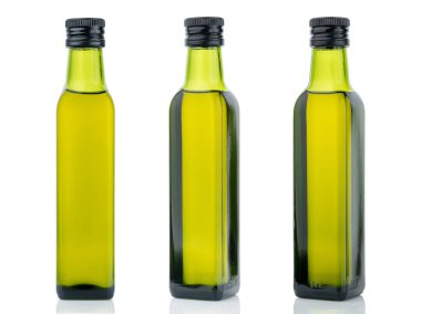 Beyaz arka planda izole edilmiş küçük yeşil cam şişede zeytin yağı. Zeytin. Yağ. Sağlıklı yemek..